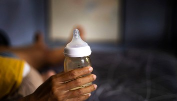 Otrasný prípad krkavčej matky. Synovi do fľašky s mliekom naliala alkohol, za vraždu jej hrozí výnimočný trest