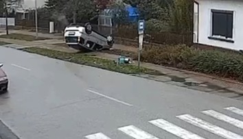 VIDEO: Stačilo málo a auto skončilo na streche. Prekvapí vás reakcia dvoch svedkýň