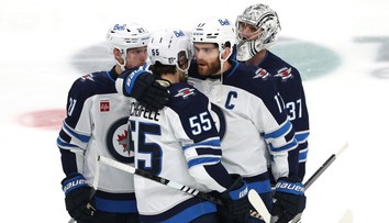 VIDEO: Diváci vo Winnipegu tlieskali dvom obratom. Hrdinom Jets sa stal Scheifele, skóroval aj v páde