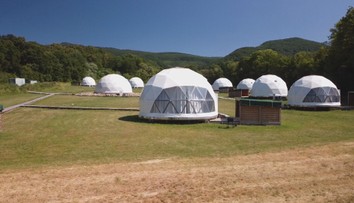 Zabudnite na klasické hotely: Ubytovanie v korunách stromov či folklórnom domčeku láka Slovákov