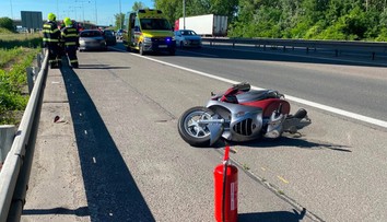 Na frekventovanom ťahu sa zrazila motorka s autom, zasahovali tam záchranári