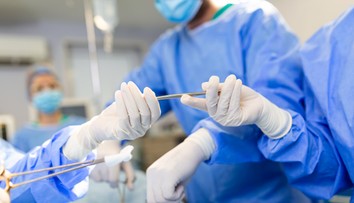 Lekári po pôrode zabudli obväz v tele mamičky. Keď na to prišli, bolo neskoro