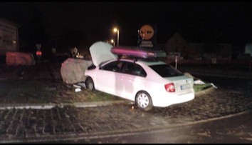 V Šahách na okružnej križovatke osadili balvany. Vodiči do nich narážajú