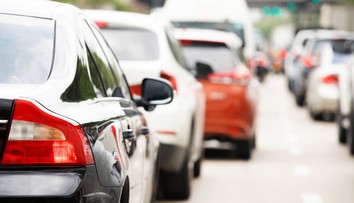 Do Bratislavy stojíte takmer hodinu v zápche, viaceré trasy sú zahltené