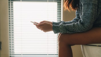 Vysedávanie na toalete s mobilom zvyšuje riziko vzniku ochorenia, ktoré sa doteraz spájalo s vyšším vekom