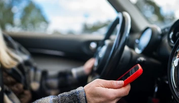 Mobil v ruke vás môže vyjsť poriadne draho. Polícia už vodiča nemusí ani zastaviť
