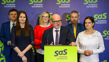 Jeden hovorí, za ním desiati mlčia. Vymysleli špeciálne pomenovanie pre politikov na tlačovkách