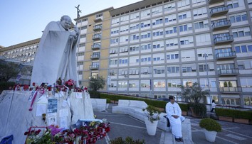 Novinky o zdraví pápeža Františka: Pokojná noc, no večer ho opätovne pripoja na ventiláciu