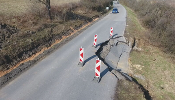 Cesta sa im prepadáva pred očami. Dve obce na Gemeri sledujú, ako im mizne jediná spojnica so svetom
