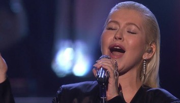 Smutný pohľad na Christinu Aguileru. Na pery si prikladala príliš veľa cibule