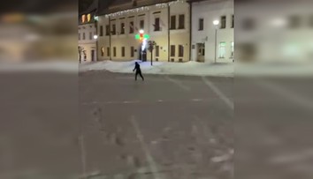 VIDEO: Zima v Bardejove priniesla do centra športovú atrakciu. Bežkujú priamo na námestí
