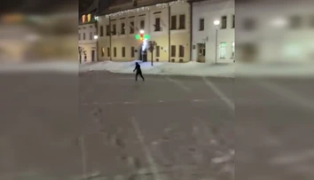 VIDEO: Zima v Bardejove priniesla do centra športovú atrakciu. Bežkujú priamo na námestí