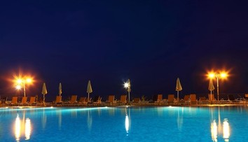 Vojna o miesta pri bazéne. Turisti namiesto luxusných izieb spia pod holým nebom