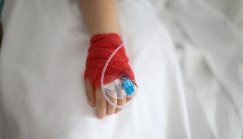 Dvojročné dievčatko trpí vzácnou demenciou. Signálom bolo jej obočie, tvrdia rodičia