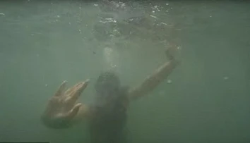 Otec nakrúcal dcéru v mori. Na videu sa objavil desivý záber