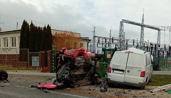 FOTO: Príšerná ranná nehoda na Myjave. Vodič (†84) po náraze do zaparkovaného auta uviazol v horiacom vraku