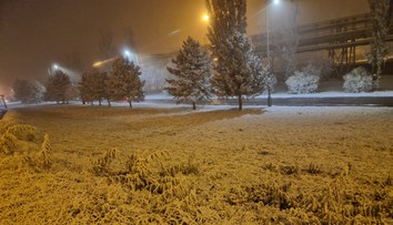 Niektorí Košičania sa zobudili do bieleho rána. Nebol to však obyčajný sneh