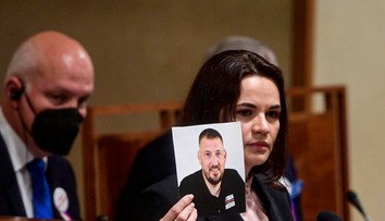 Manžela líderky bieloruskej opozície Siarheja Cichanovského prepustili z väzenia