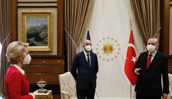 VIDEO: Trapas alebo urážka? Predsedníčke EK zamrzol pri návšteve Turecka úsmev na tvári