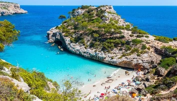 Malorku ničí nápor turistov. Obľúbená zátoka sa zmenila na smetisko