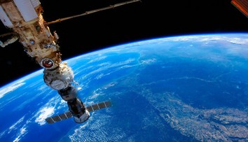 Uviaznutí astronauti sú zachránení. K ISS sa pripojila vesmírna loď, ktorá ich dopraví na Zem