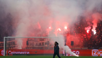 VIDEO: Slávny holandský klub odsúdil správanie svojich fanúšikov. Duel Ajaxu predčasne skončil