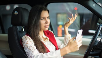 Vodiči by mali zbystriť pozornosť: Pokuty za používanie mobilov za volantom sa zdvojnásobia
