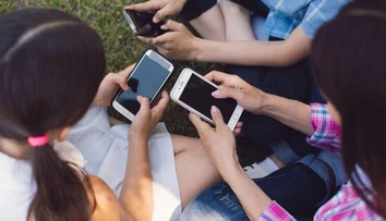 Deti a mobily počas prázdnin. Odborníčka radí, ako nastaviť pravidlá bez hádok