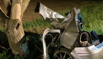 FOTO: Po náraze do stromu auto roztrhalo na dve časti. O život prišla mladá spolujazdkyňa (†23)