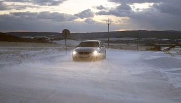 Silný vietor a snehové záveje: Výstrahy platia pre viaceré okresy, varujú aj cestári