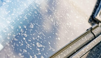 Na Slovensko sa valí pieskové peklo. Obloha stmavne a padať bude špinavý dážď