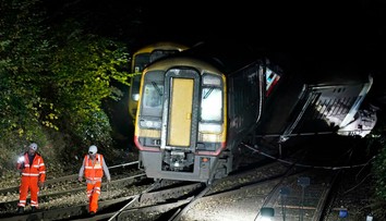 Na juhu Británie do seba narazili dva vlaky, zranilo sa 17 osôb