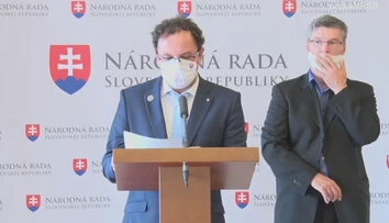 Radikálne sprísnenie interrupcií opäť v parlamente. Martin Čepček tým prekvapil aj svojich kolegov