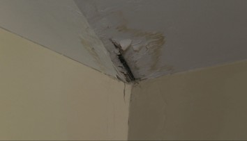 Študentov košického gymnázia trápi zatekajúca strecha. Peniaze na opravu sa rozhodli sami vyzbierať