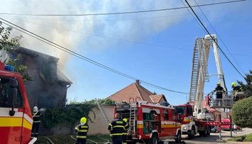 V Šoporni horí rodinný dom, na mieste zasahuje 30 hasičov