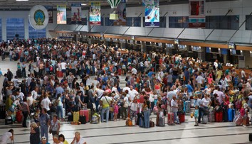 Enormné množstvá cestujúcich a meškajúce lety. Európske letiská očakávajú počas leta preťaženie