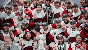 Stanley Cup druhýkrát v histórii putuje do Caroliny. Hrdinom duelu sa stal brankár Bussi