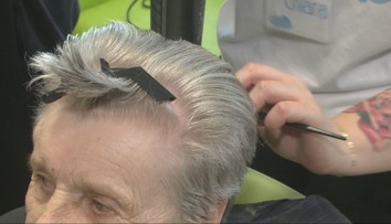 Salón krásy priamo v nemocnici. Seniorky rozmaznávali budúce kaderníčky a kozmetičky
