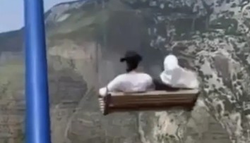 Chvíle hrôzy pre dvojicu žien. Počas hojdania sa spadli z najhlbšieho útesu Európy