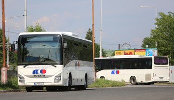 Od roku 2026 budú mnohí seniori cestovať zadarmo len s kartou. Kto si ju nevybaví, zaplatí