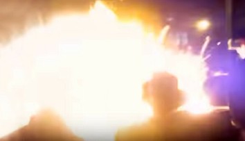 VIDEO: Počas židovských osláv vybuchla pri zapaľovaní vatra, popálila ľuďom tváre