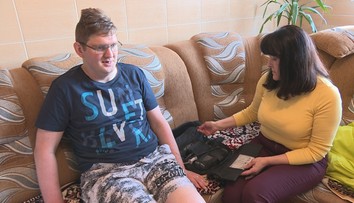 Michalovi sa v tridsiatke obrátil život naruby. Jeho prežitie závisí od malej škatuľky