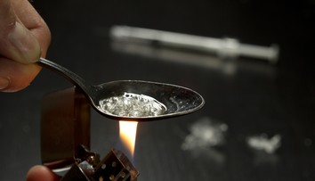 Heroín môže za drvivú väčšinu predávkovaní drogami. V Európe má asi milión rizikových užívateľov