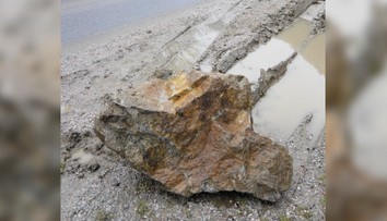 Nebezpečná situácia na vyťaženom horskom priechode. Premávku ohrozujú padajúce skaly