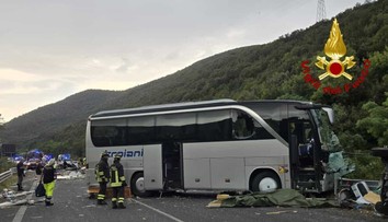 FOTO: Tragická nehoda v Taliansku. Autobus sa čelne zrazil s karavanom, hlásia mŕtvych aj desiatky zranených