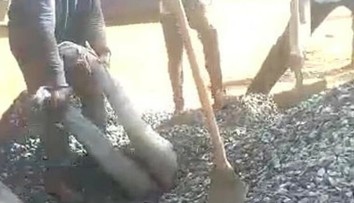 VIDEO: Chvíle hrôzy na stavenisku. Muža na tri minúty zaživa pochoval vysypaný štrk