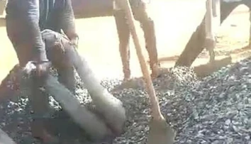 VIDEO: Chvíle hrôzy na stavenisku. Muža na tri minúty zaživa pochoval vysypaný štrk