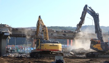FOTO a VIDEO: Poškodený most v Kremničke už takmer zbúrali