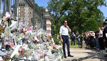 FOTOGALÉRIA: Pohreb Alaina Delona sprevádzali prísne opatrenia. Smútiaci museli odovzdať telefóny