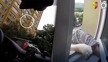 VIDEO: Žena v Prahe plašila holuby a vypadla z okna. Na siedmom poschodí visela len za nohu